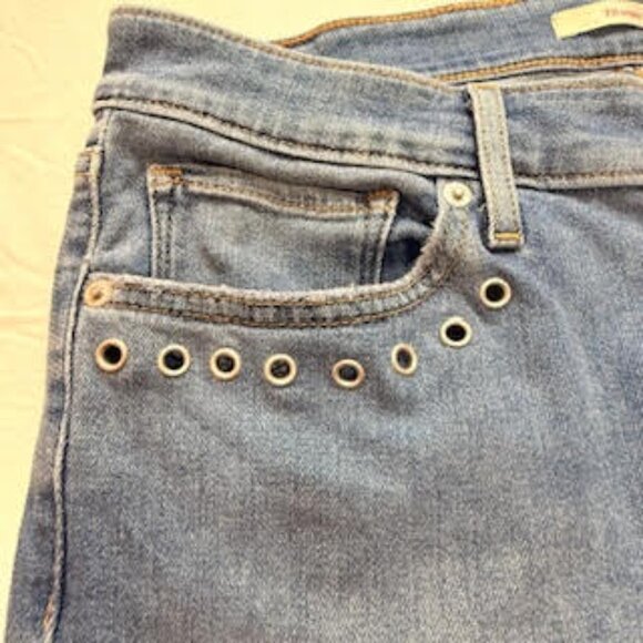 Distressed, Levi’s 711 Skinny Jeans | Grommet Detail Light Wash Raw Hem |Size 30 - Picture 4 of 10